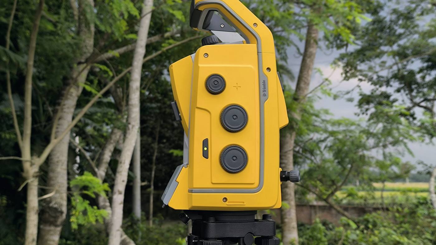 Station totale installée sur le terrain pour un levé de détail