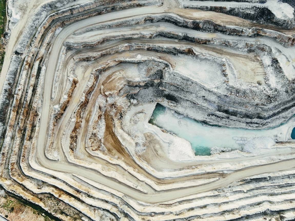 Carrière vue du ciel, gradins et plan d’eau
