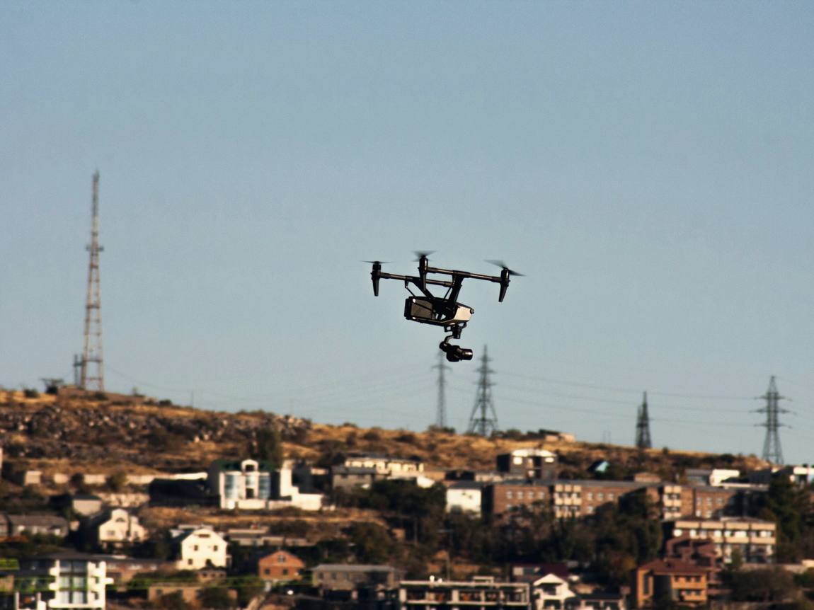Drone d’acquisition en vol au-dessus d’une zone urbaine