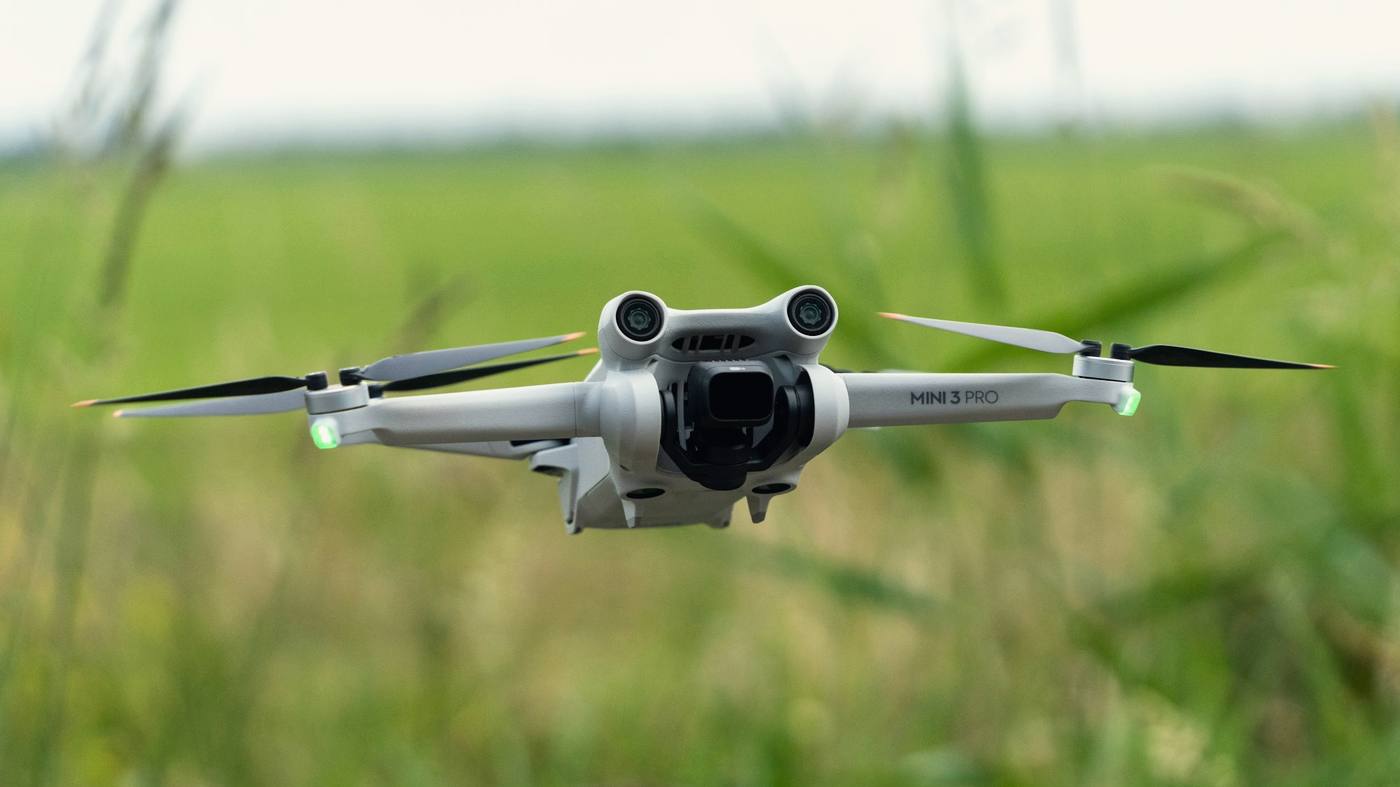 Drone en vol photogrammétrique au-dessus d’une parcelle