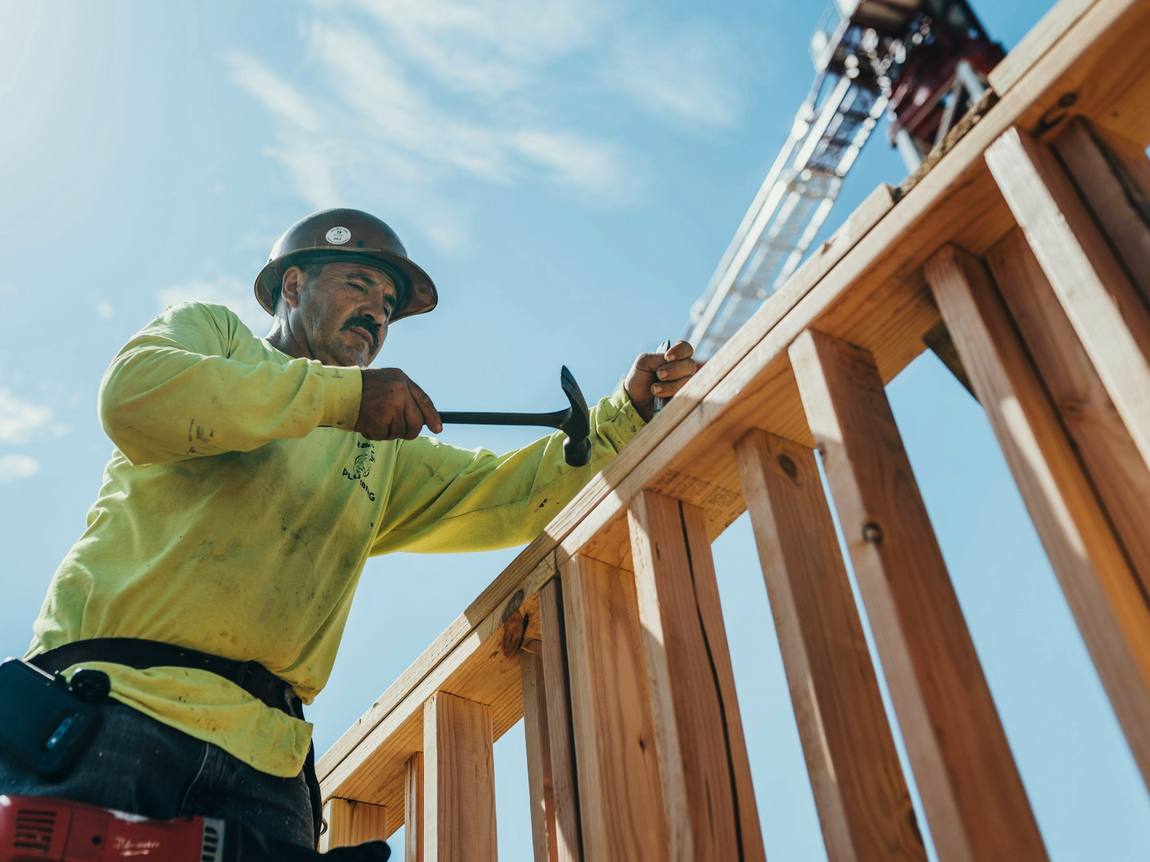 Technicien équipé sur une structure en cours de relevé