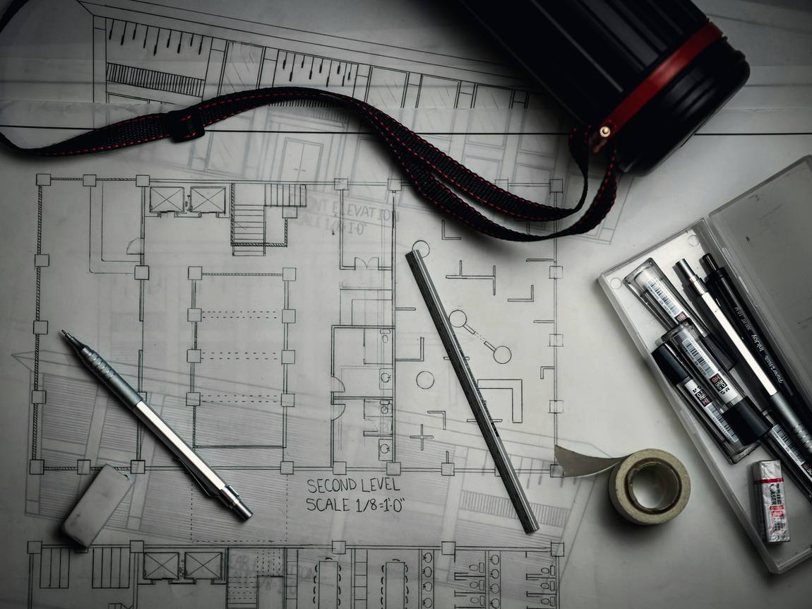 Plans, règle et crayons sur la table de cadrage