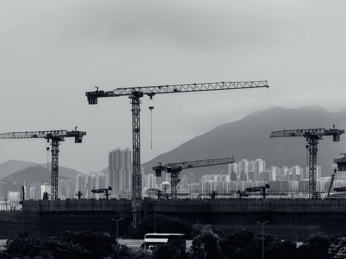 Grues de chantier au-dessus d’un front urbain
