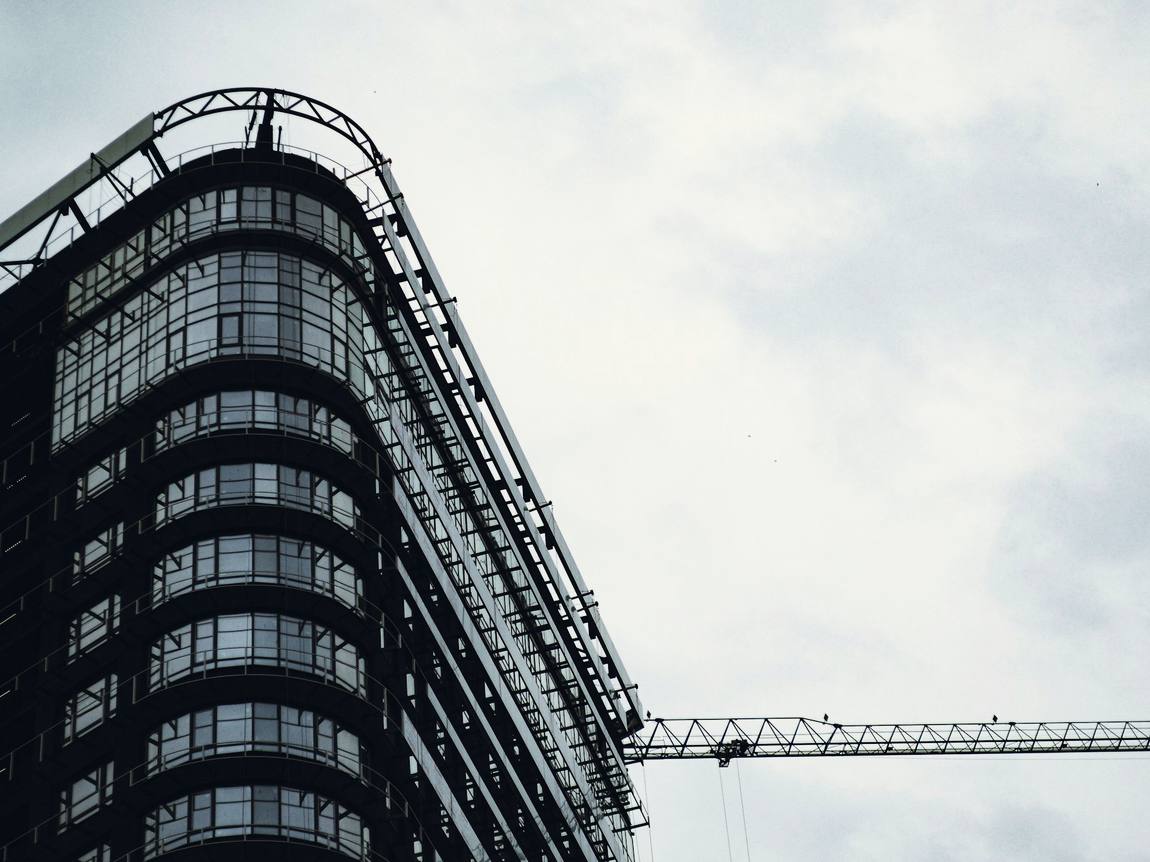 Angle d’un ouvrage neuf et grue de chantier